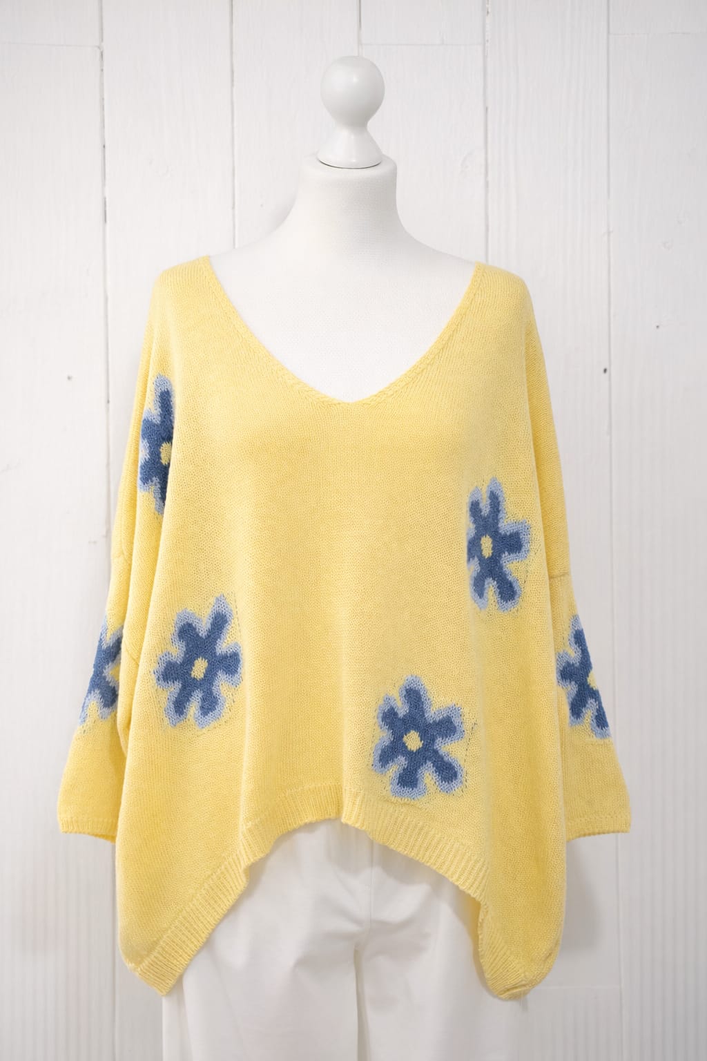 pullover in filo margherite celesti